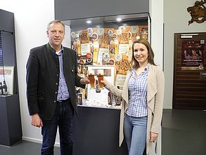Braumeister Leonhard Resch und Marketingmitarbeiterin Laila Schmidt 